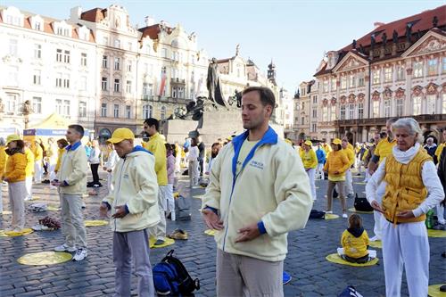 '图3～4：法轮功学员静静的炼第二套功法'