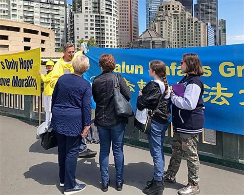 &#039图1～4：二零一九十月十二日，来自澳洲各地的法轮功学员在墨尔本市中心王子桥（Princess Bridge）两侧筑起“勇气长城”，民众驻足了解真相。&#039