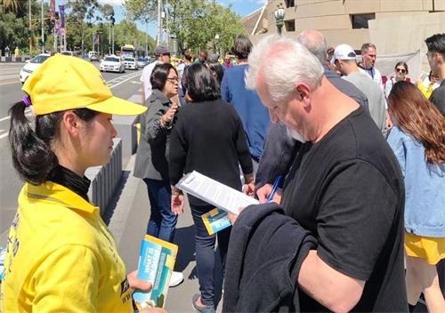 &#039图5：明真相的市民和游客在征签表上签名，呼吁立即停止迫害。&#039