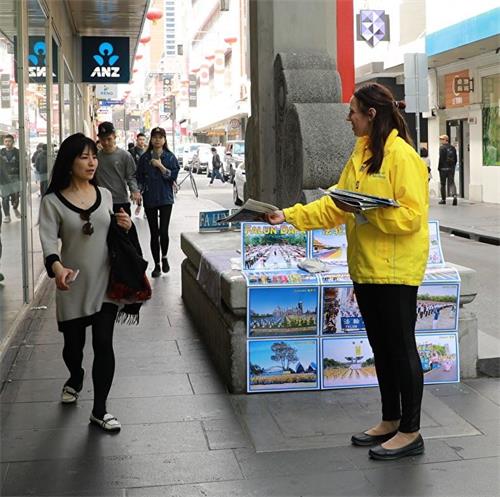 &#039图6：法轮功学员在墨尔本唐人街设立法轮功真相信息台。&#039
