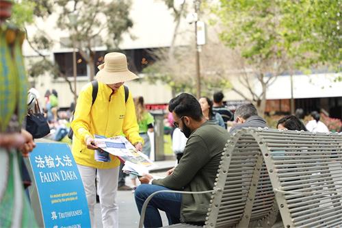 &#039图7：法轮功学员在州立图书馆前的广场设立法轮大法信息台。&#039