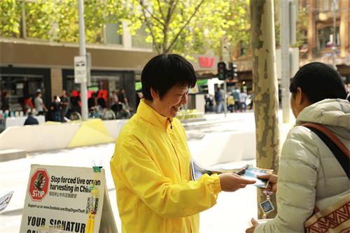 &#039图8：法轮功学员在步行街（Swanston Street）设立法轮大法信息台。&#039