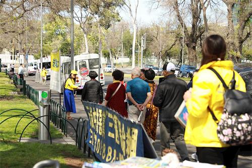 &#039图9：法轮功学员在著名景点费茨罗伊公园设立法轮大法信息台。&#039