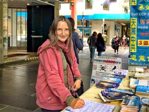 &#039图13：游客黛比（Debby）签名希望立即停止迫害。&#039