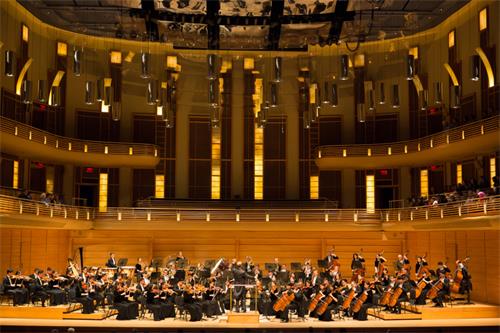 图2：二零一九年十月十三日傍晚，神韵交响乐团在斯特拉斯莫尔音乐中心（Music Center At Strathmore）演出，为美国首都华盛顿地区的观众带来全新惊喜。