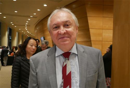 图7：音乐家阿图尔·阿克萨诺夫（Artur Aksenov）在斯特拉斯莫尔音乐中心（Music Center at Strathmore）观赏神韵交响乐，为之深深陶醉。