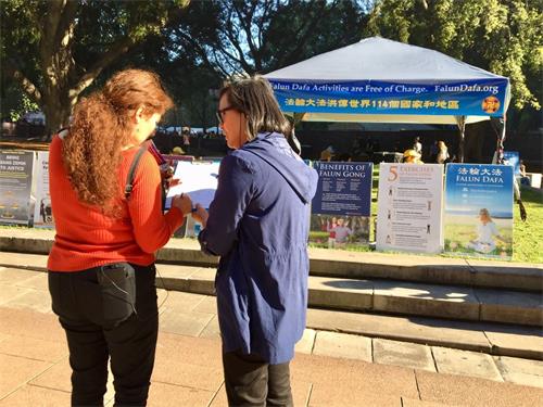 &#039图2～4：民众签署请愿书支持法轮功反迫害&#039