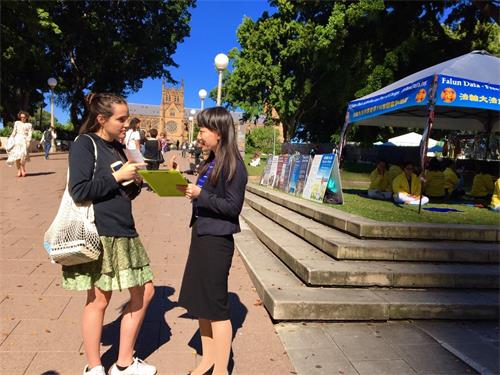 &#039图5：法轮功学员向路人讲述真相&#039