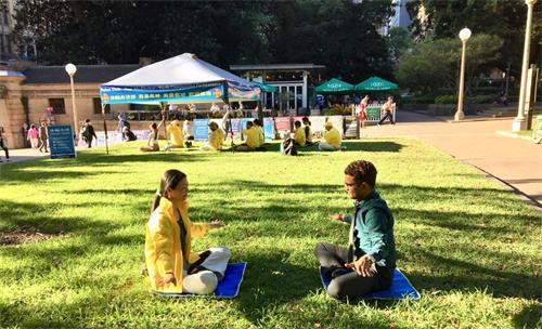 &#039图9：法轮功学员在教民众炼功&#039