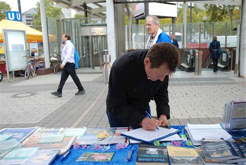 '图10:计算机科学家Johann为法轮功学员的反迫害签字'