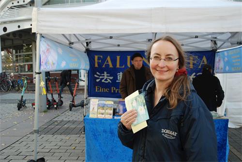 '图12:玛丽为中国人承受的苦难而难过,希望能尽力帮助他们。'