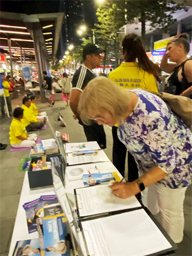 &#039图2～8：民众纷纷主动向法轮功学员了解真相和签名支持法轮功反迫害。&#039