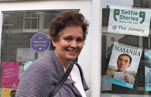 '图2:“塞特尔故事会”(Settle Stories)创办人西塔·布兰德(Sita Brand)女士'