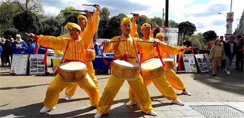 '图8：腰鼓表演'