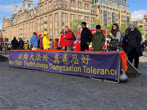 '图1～2：荷兰国王日，法轮功学员在首都阿姆斯特丹（Amsterdam）市中心――达姆（Dam）广场传播真相。'