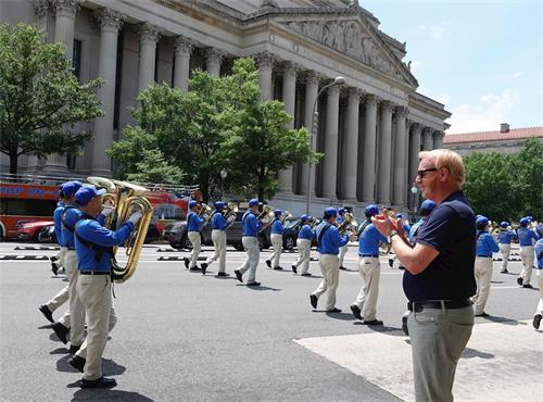 '图21:来自德克萨斯州游客布莱恩为天国乐团鼓掌喝彩。'