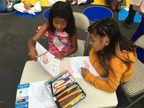 '图14:两个小女孩迷上了学画莲花'