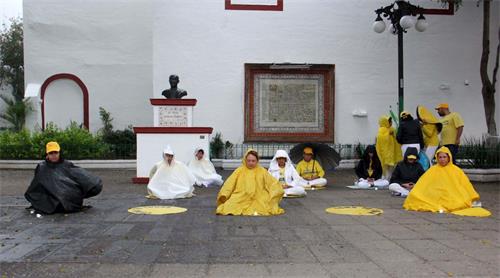 '图16~22:法轮功学员在普埃布拉市讲真相'