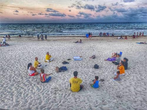 '图24~27:在坎昆市炼功'