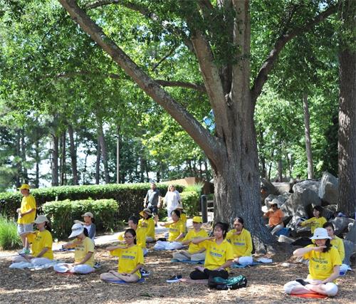 '图1~2:二零一九年七月二十日,部份亚特兰大法轮功学员来到位于亚特兰大市区东北部的石头山脚下,炼功并向世人讲真相。'