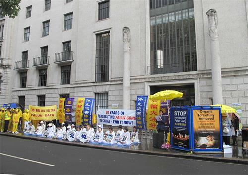'图1～2：二零一九年七月二十日上午，法轮功学员在伦敦中使馆前集会呼吁制止中共迫害法轮功。'
