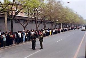 '“四·二五”北京和平上访现场照片：静静的上访群众和悠闲的警察，看不出任何“围攻”的气氛'