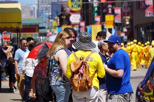 '图1~6:中西方观众和法轮功学员交谈并纷纷摄下法轮功的大游行'