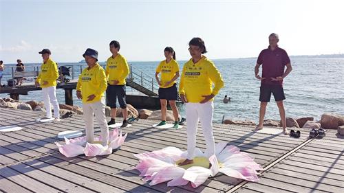 图1~2:法轮大法学员活动期间演示五套功法。