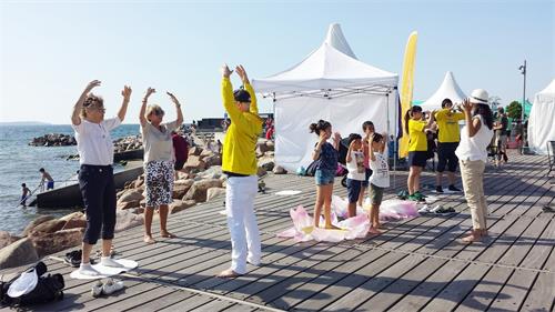 图3~7:两天的文化节期间有近五十位民众当场学炼功法。