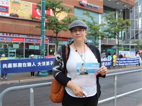 &#039图6：在市中心某媒体公司工作的娜塔莉（Natalie）支持法轮功学员的反迫害。&#039