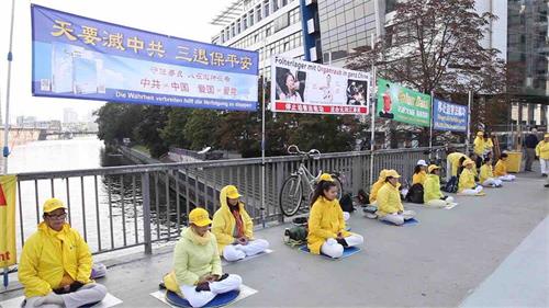 &#039图1～3：二零二零年十月一日，德国柏林法轮功学员在中共大使馆对面，揭露中共对法轮功长达二十一年的迫害。&#039