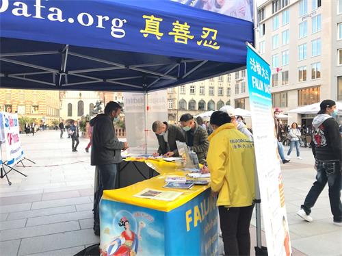 &#039图5：一群年轻人在展台前签名，制止中共活摘法轮功学员器官。&#039