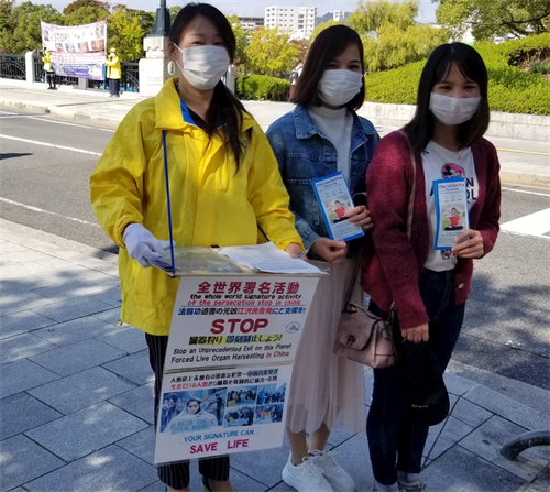 '图13:两位越南女孩签完名之后很高兴'