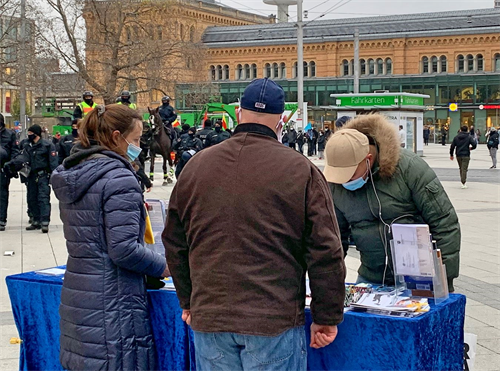 '图4~8:人们在了解了中共迫害法轮功、甚至活摘法轮功学员器官后,签名支持制止迫害,解体中共。'