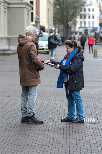 图2-5：活动现场还在持续签名支持法轮功