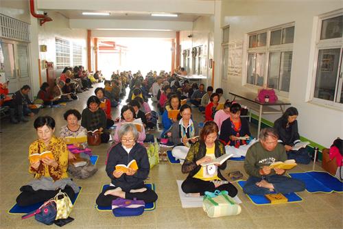 '图1：嘉义学员在嘉义县和兴国小学法交流'