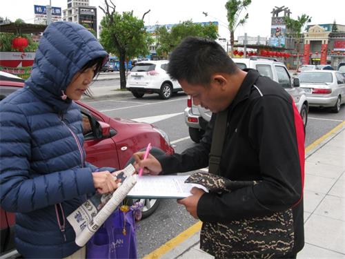 '图3：花莲火车站长期派驻的李姓司机'