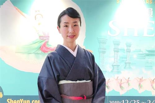 '图5：二零二零年二月二日，企业管理层顾问咨询公司Ichi Fuji社长伊藤秀美观赏了神韵在京都的演出后表示，“大幕打开的那一瞬间，一股热流通透全身，感动莫名，好象跟神佛真实接触到的感觉。”'