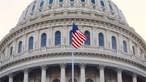 '图2：二零二零年五月十三日世界法轮大法日当天，美国国旗在国会山升起，向法轮功创始人李洪志先生致敬。'