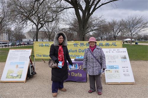 '图2：华盛顿DC法轮功学员在景点传递真相。'