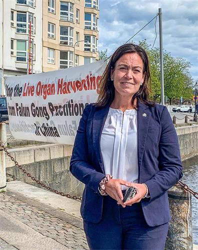 '图2：瑞典国会议员安索菲对法轮功学员长期以来的和平反迫害的勇气和付出表示钦佩，她期盼迫害早日结束、在中国的法轮功学员重新获得修炼的自由'