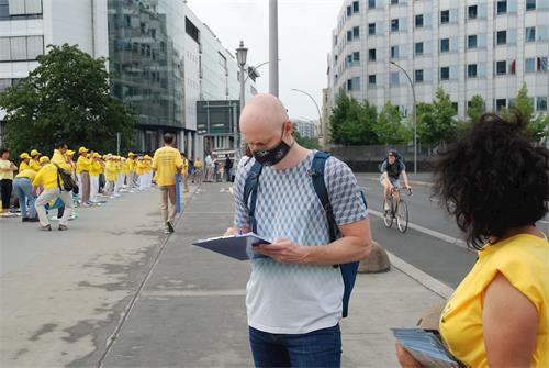 '图4：马蒂亚斯在征签表上签字'