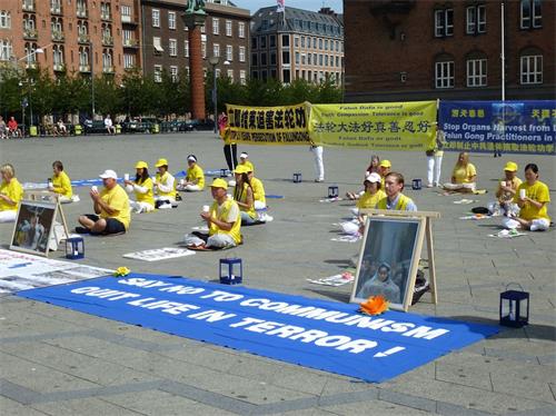 '图1～4：二零二零年七月十八日下午，丹麦部分法轮功学员，与临近的周边瑞典城市的法轮功学员会聚一起，在位于首都哥本哈根市中心的市政厅广场，举行的“纪念七.二零和平反迫害二十一周年”活动。'