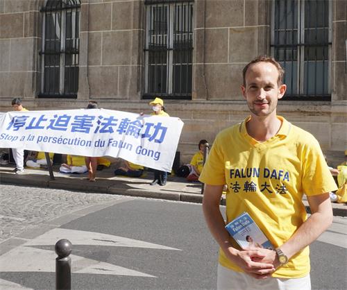 '图10：巴黎法轮功学员马修（Mathieu ）'