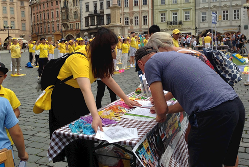 '图5~7:游人在呼吁制止迫害的征签簿上郑重签名'