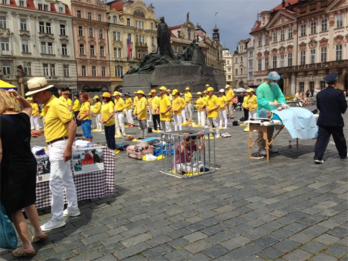 '图8~9:法轮功学员现场模拟酷刑和活摘器官手术台模拟演示。'