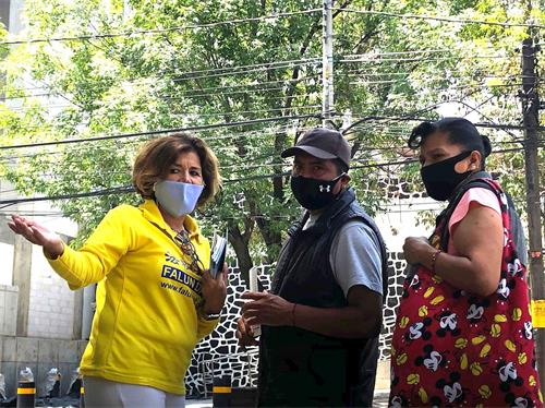 '图12~14:法轮功学员在中领馆前发正念、讲真相'