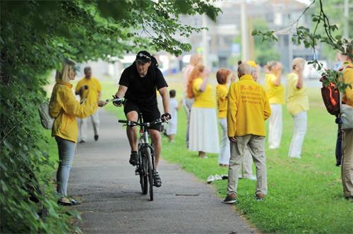 &#039图2：法轮功学员向过往行人发资料&#039