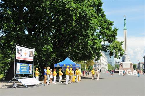 &#039图3：法轮功学员在首都里加自由广场炼功讲真相&#039