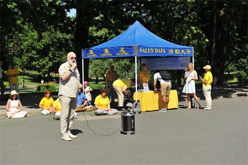 &#039图4：前国会议员彼得·辛普森在发言&#039